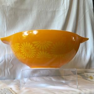 Pyrex 444 Sunflower Cinderella nesting bowl 4qt.